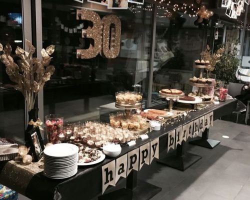 31 (Fotos por toda la parte de arriba de la casa con las personas invitadas)