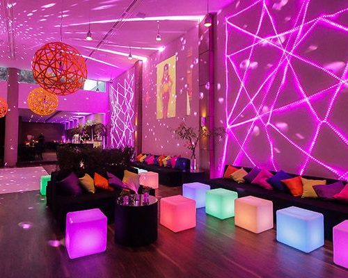 Que tal uma decoração neon e moderna para a festa de 15 anos? Dri Nardozza assina o conceito que é boa inspiração para quem quer fugir do clássico!